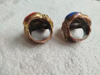 Anillos llamativos con piedras azules y rojas