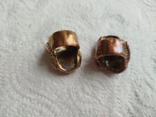 Anillos llamativos con piedras azules y rojas