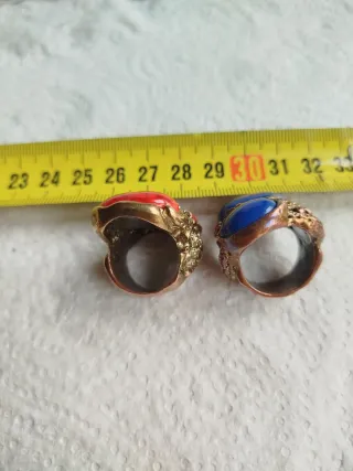 Anillos llamativos con piedras azules y rojas