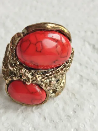 Anillos llamativos con piedras azules y rojas