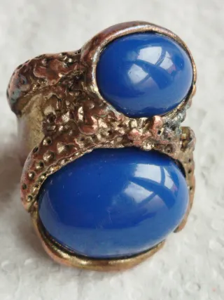 Anillos llamativos con piedras azules y rojas