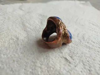 Anillos llamativos con piedras azules y rojas