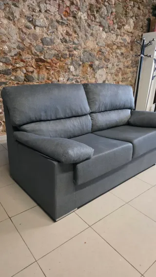 Sofá gris de tela