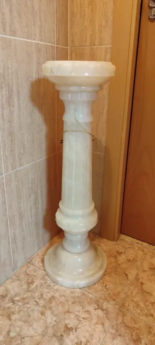 Pilar de mármol blanco