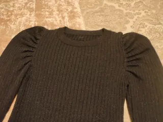 Vestido de punto negro con brillos