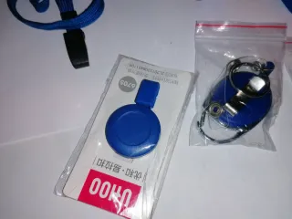 3 Moschettoni blu con 2 cordini porta badge