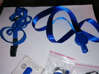 3 Moschettoni blu con 2 cordini porta badge