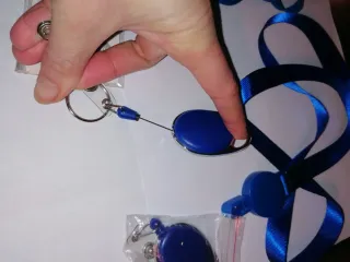3 Moschettoni blu con 2 cordini porta badge