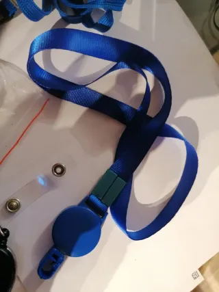 3 Moschettoni blu con 2 cordini porta badge