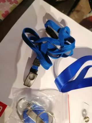 3 Moschettoni blu con 2 cordini porta badge