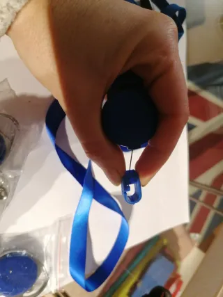 3 Moschettoni blu con 2 cordini porta badge