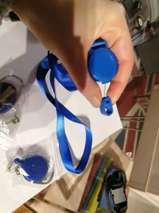 3 Moschettoni blu con 2 cordini porta badge