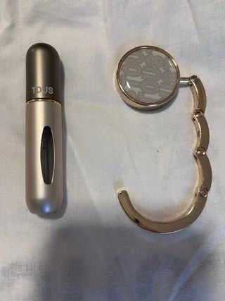 Colgador bolso y spray TOUS