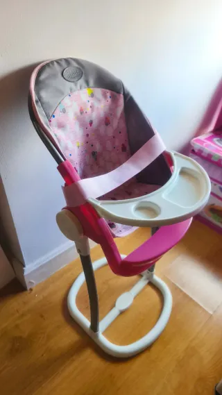Trona de juguete rosa y gris marca babyborn.