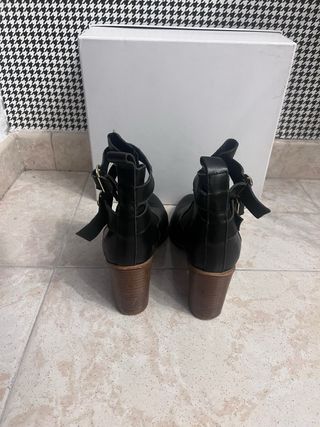 Botín de piel con hebilla