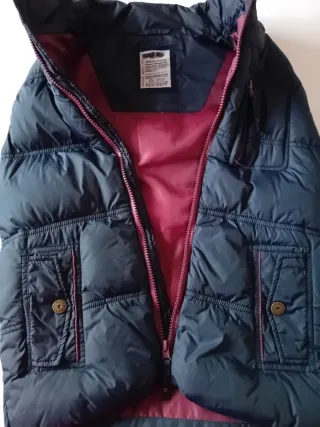 Chaleco acolchado azul marino con capucha