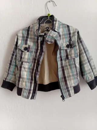 Chaqueta marrón con capucha para bebé