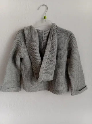 Chaqueta marrón con capucha para bebé