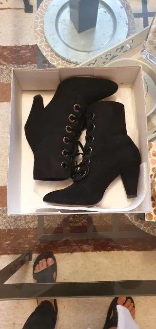 Botines de ante negro con cordones. Tacón 7 cm