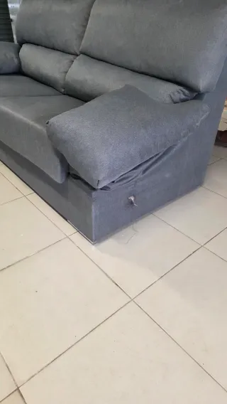 Sofá gris de tela