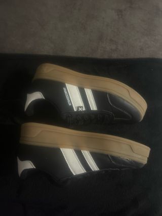 Zapatillas deportivas negras y blancas