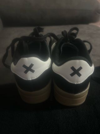 Zapatillas deportivas negras y blancas
