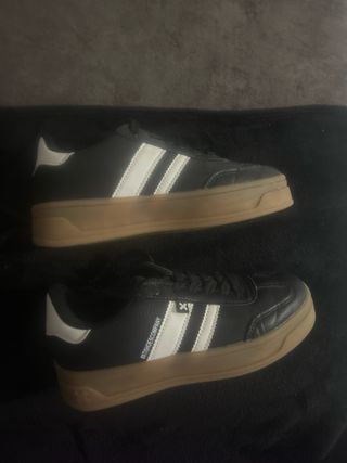Zapatillas deportivas negras y blancas