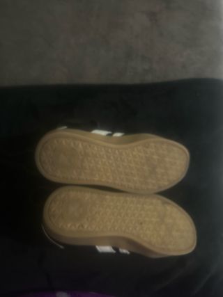 Zapatillas deportivas negras y blancas