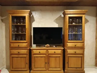 Mueble de madera con vitrina y cajones