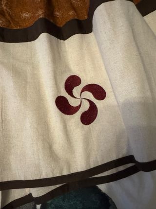 Falda baserritarra / casera beige y marrón