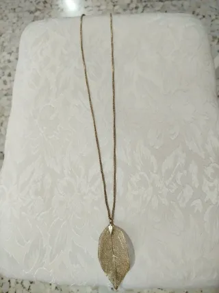 Collar hoja dorada elegante