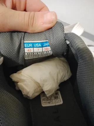 Zapatillas deportivas grises y blancas