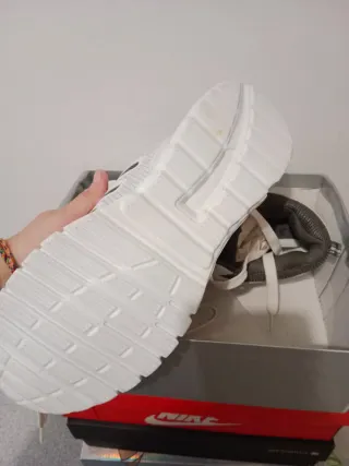 Zapatillas deportivas grises y blancas