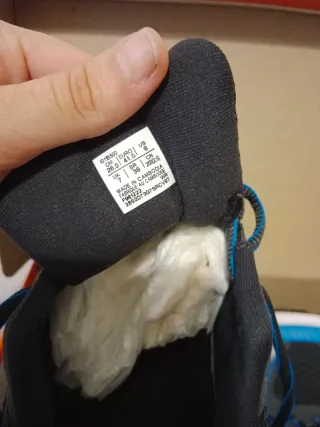 Zapatillas deportivas grises y blancas