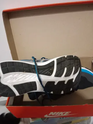 Zapatillas deportivas grises y blancas