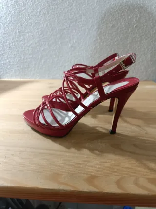 Sandalias LATOUCHE tacón tiras rojas