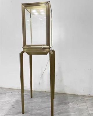 Vitrina expositora metálica dorada