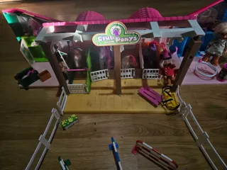 Establo Barriguitas con muñeca y accesorios