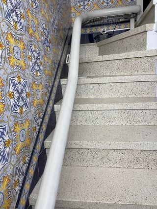 Silla salvaescaleras beige marca Tyssenkrupp