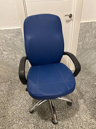 Silla de oficina azul y plateada