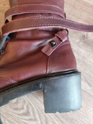 Botas granates tacon Shellys London con cordones