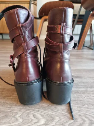 Botas granates tacon Shellys London con cordones