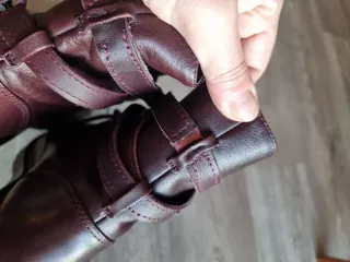 Botas granates tacon Shellys London con cordones