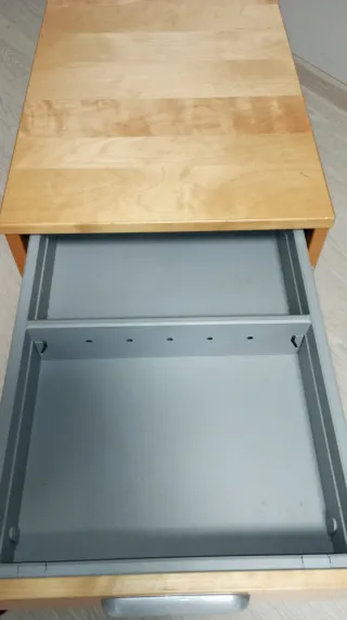 Mueble de madera con 4 cajones