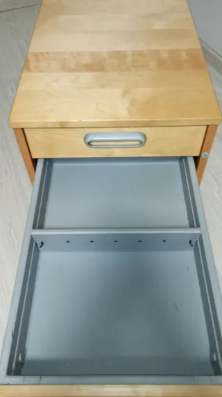 Mueble de madera con 4 cajones