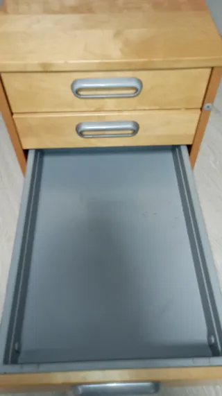 Mueble de madera con 4 cajones