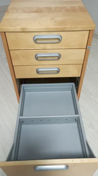 Mueble de madera con 4 cajones