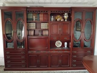 Mueble expositor salón madera oscura