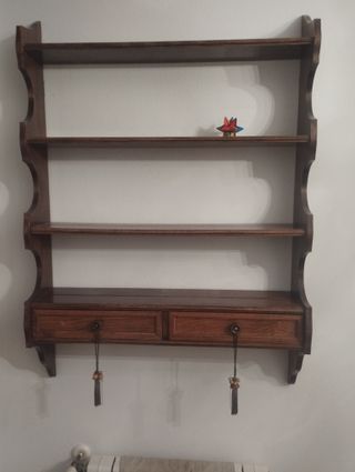 Estantería de madera con cajones