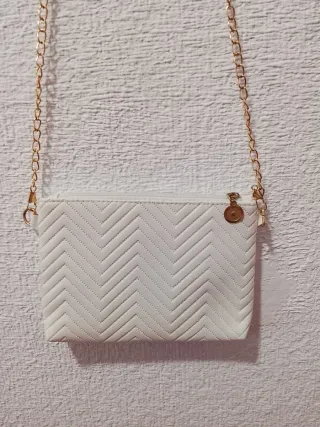 Bolso blanco pequeño con cadena dorada